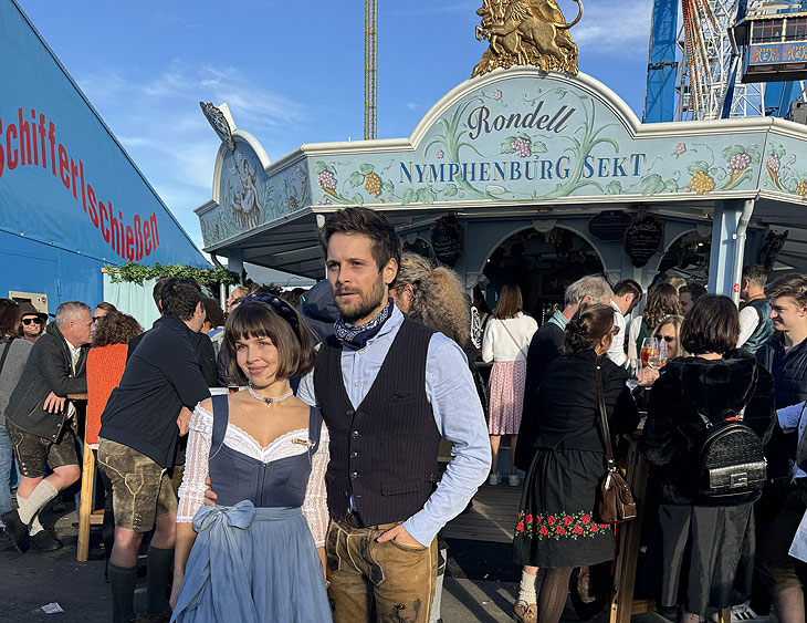 Darya und Philip Birnstiel: Konstantin von Keyserlingk und Frau Anja hatten zum Oktoberfest-Finale ans Nymphenburg Sektrondell auf der „Oidn Wiesn“ am 06.10.2024 eingeladen ©Foto: Martin Schmitz